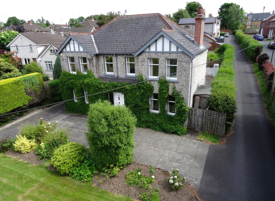 38 Antrim Road, Lisburn, BT28 3DN