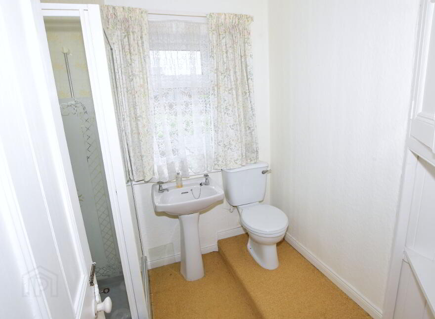 38 Antrim Road, Lisburn, BT28 3DN