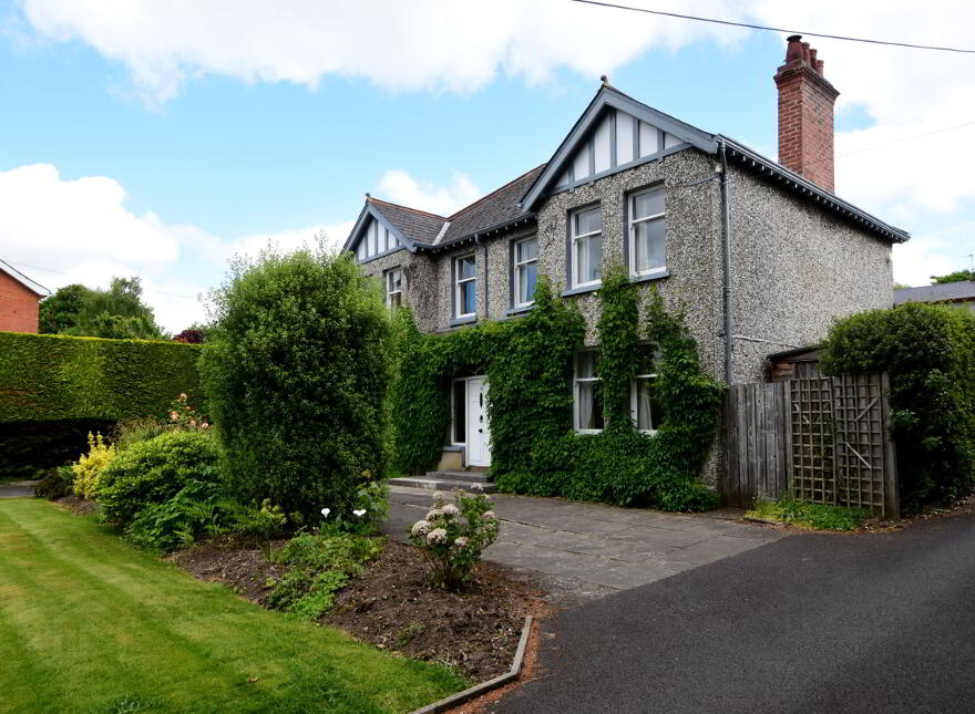 38 Antrim Road, Lisburn, BT28 3DN