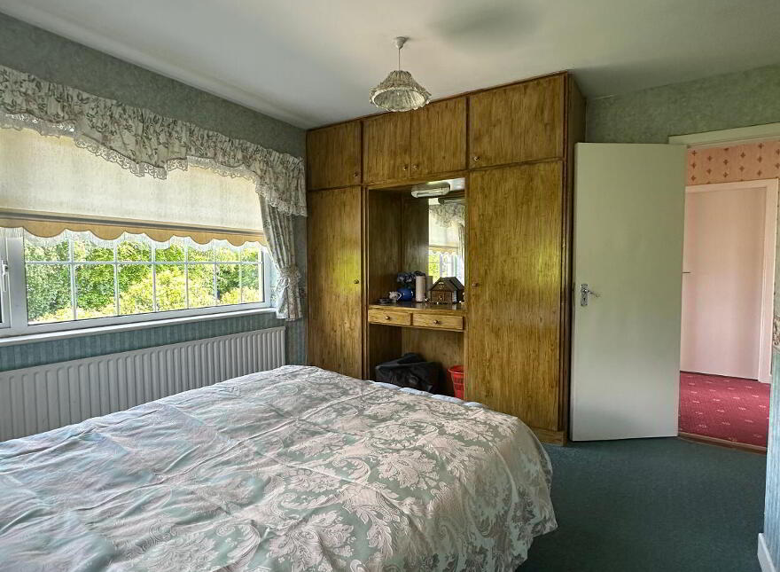 Townspark, Cahir, Co. Tipperary, E21T927
