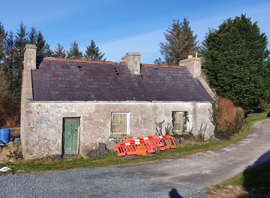 Lower Dore, Co. Donegal - Traditional Cottage And Stone Barn, Bunbeg