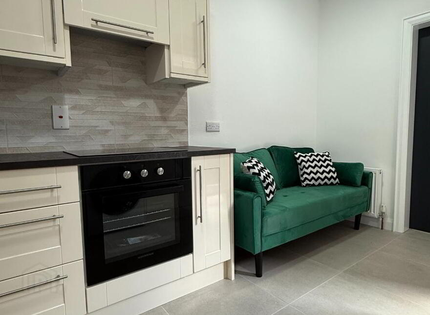 4 Eglantine Gardens, Room 3, Belfast, BT9 6EZ