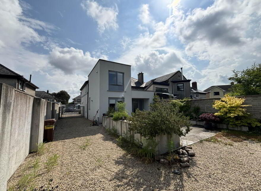 32 Lansdowne Park, Ennis Road
