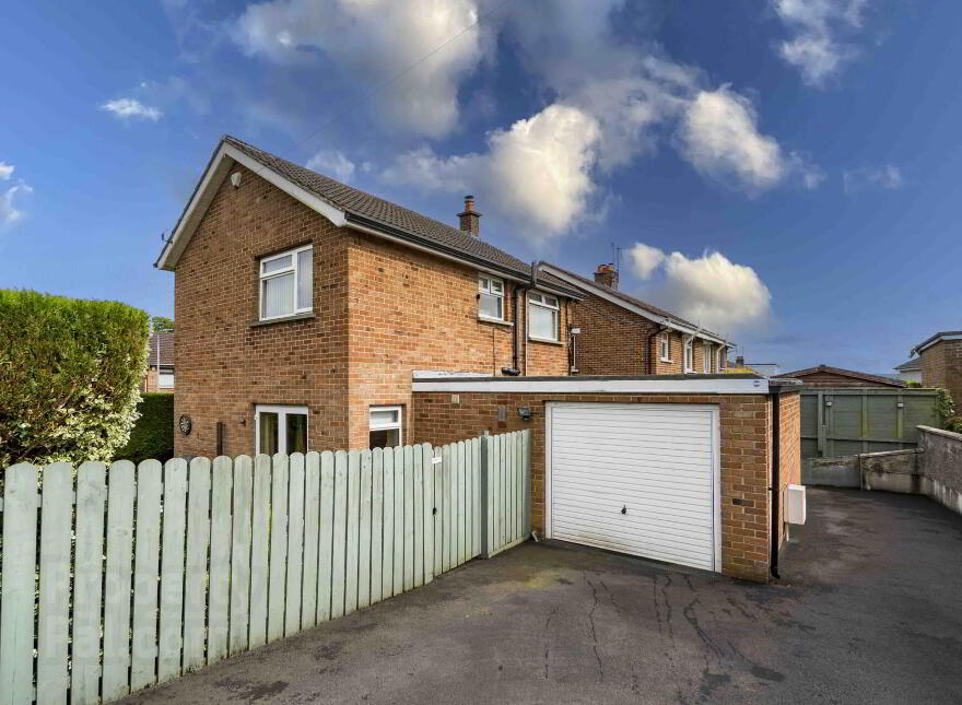 69 Beechdene Gardens, Lisburn, BT28 3JH photo