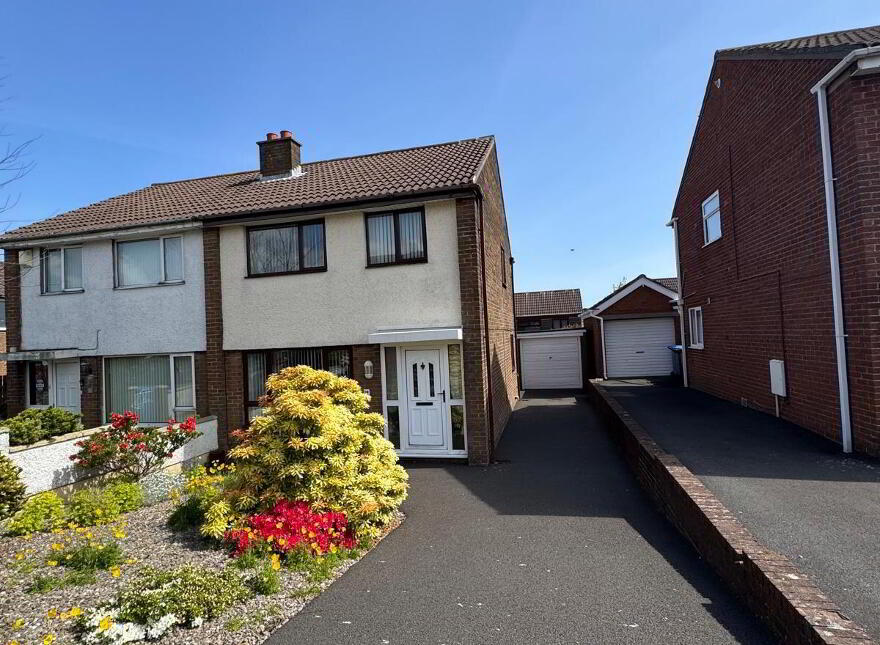 19 Arran Gardens, Larne, BT40 2JU photo
