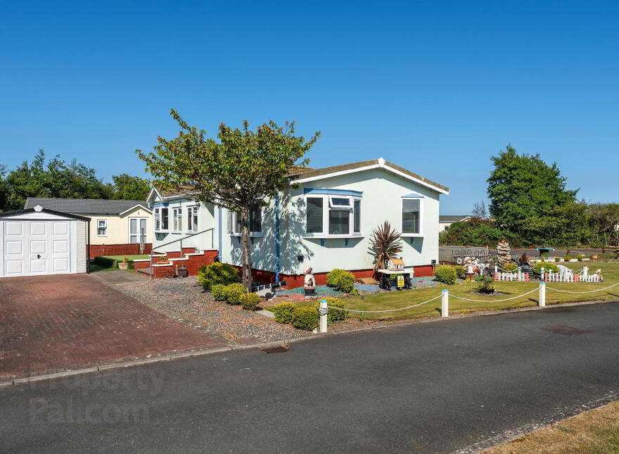 6 Swallow Crescent, Ballyhalbert, Newtownards, BT22 1BF photo