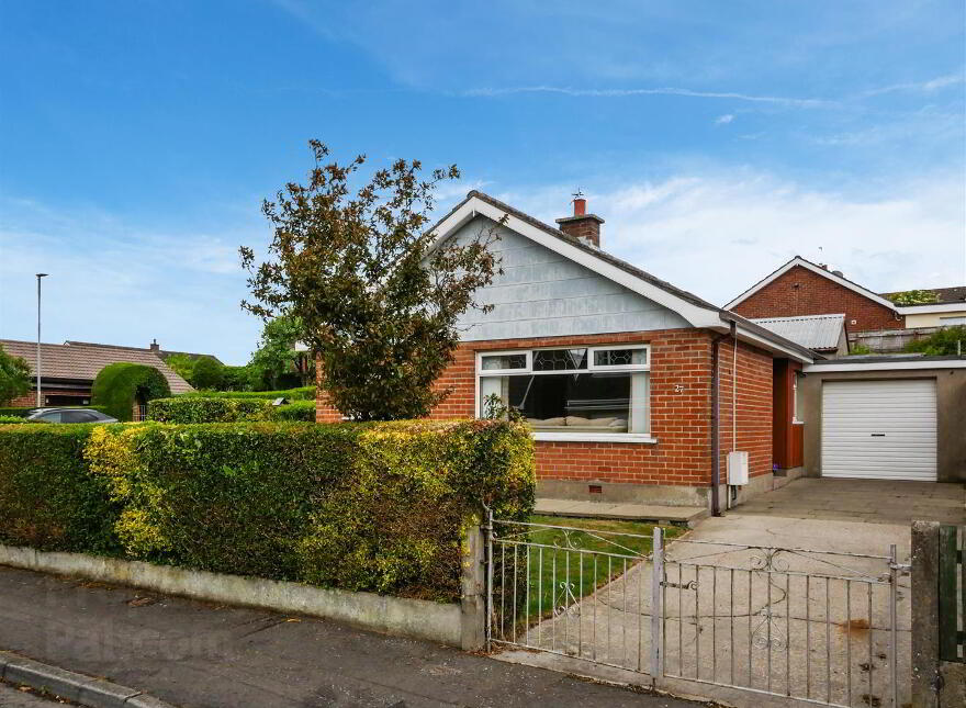 27 Blenheim Park, Carryduff, Belfast, BT8 8NN photo