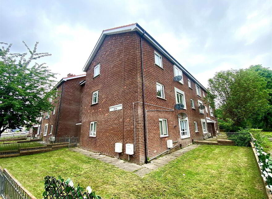 52 Rosebrook Grove, Carrickfergus, BT38 8NS photo