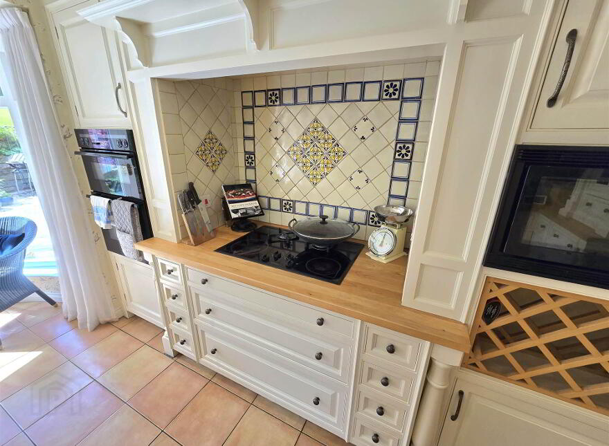19 Dromore Road, Hillsborough, BT26 6HS
