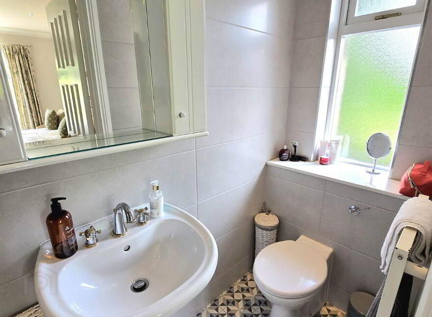 19 Dromore Road, Hillsborough, BT26 6HS
