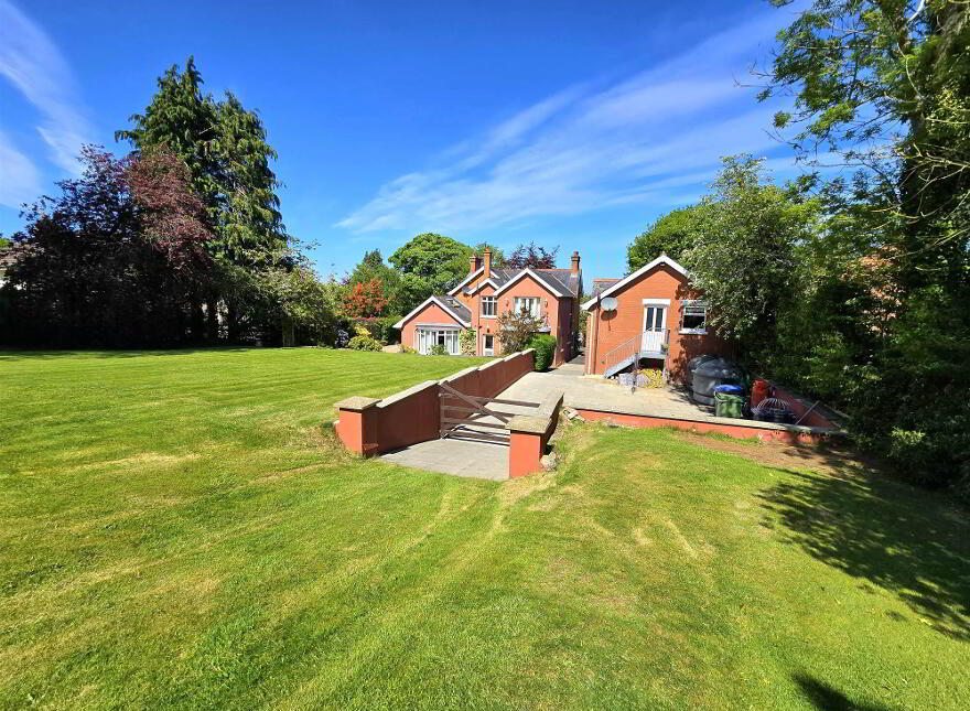 19 Dromore Road, Hillsborough, BT26 6HS