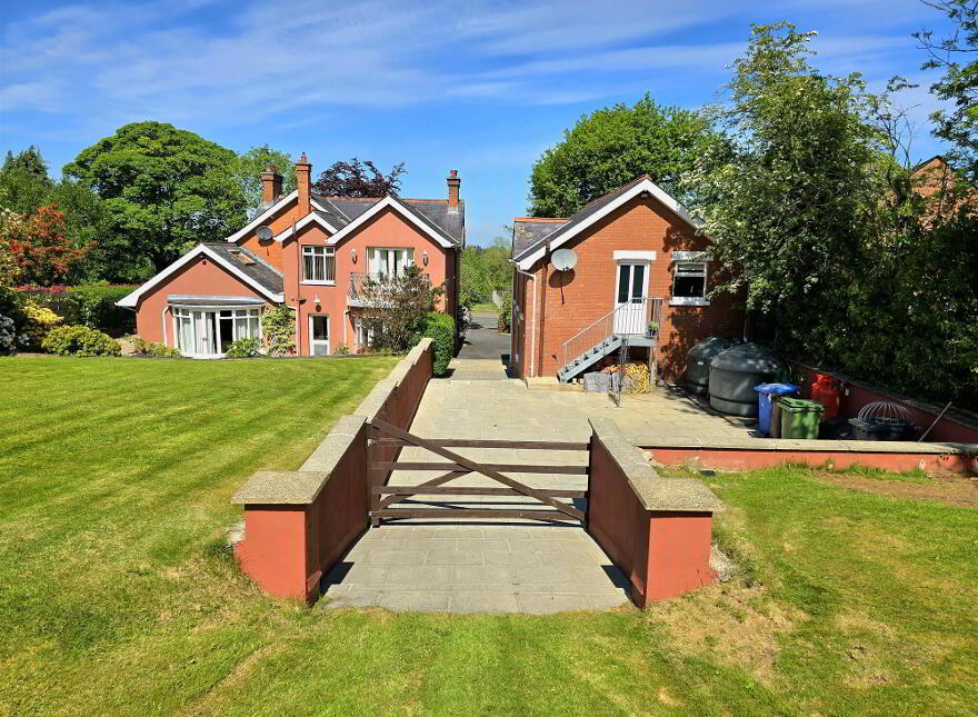 19 Dromore Road, Hillsborough, BT26 6HS