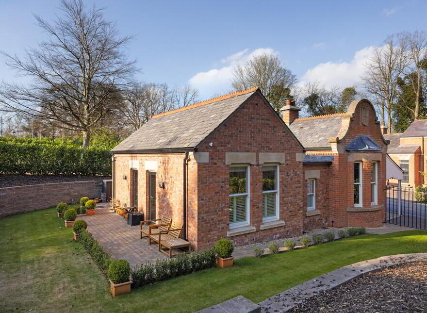 South Gate Lodge, 2 Lady Ishbel Boulevard, Belvoir Park, Belfast, BT8 8SJ photo