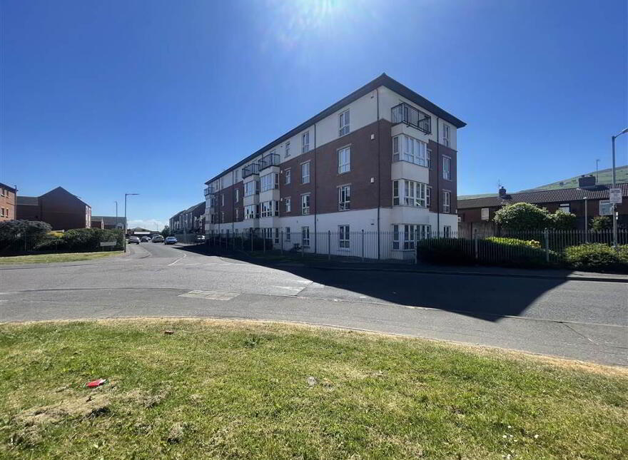 15 Oak Villa, Sliabh Dubh View, Belfast, BT12 7SD photo