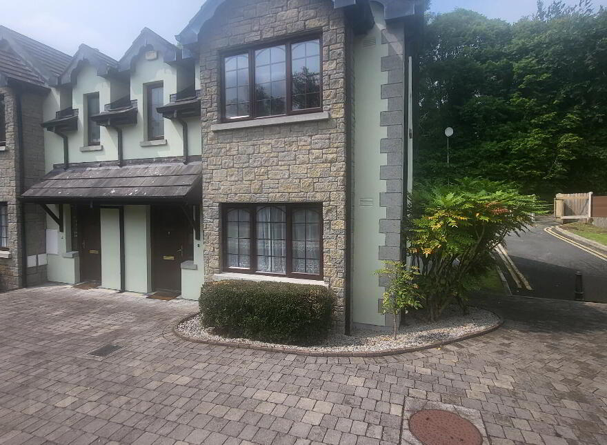 6 Clement Court. Lough Rynn, Mohill, N41PW57 photo