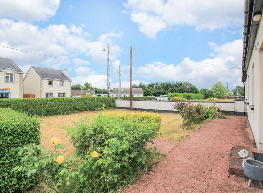 Main Street, Muff, F93X4C1