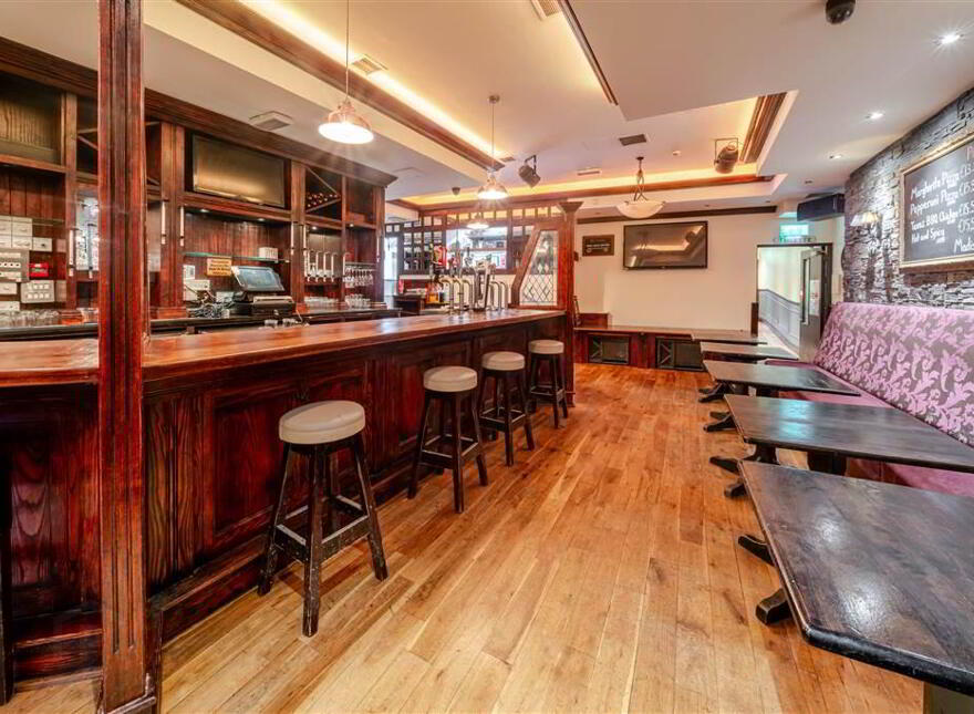 Maxwell's Pub & Restaurant, The Square, Claremorris, Mayo, F12C9D2