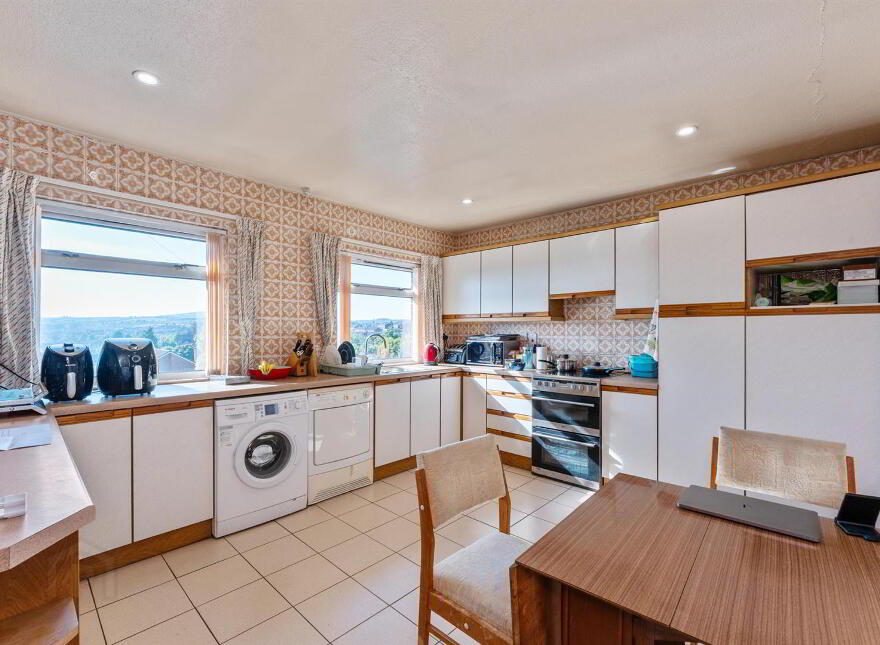 16 Hillcrest Avenue, Newtownards, BT23 7AW
