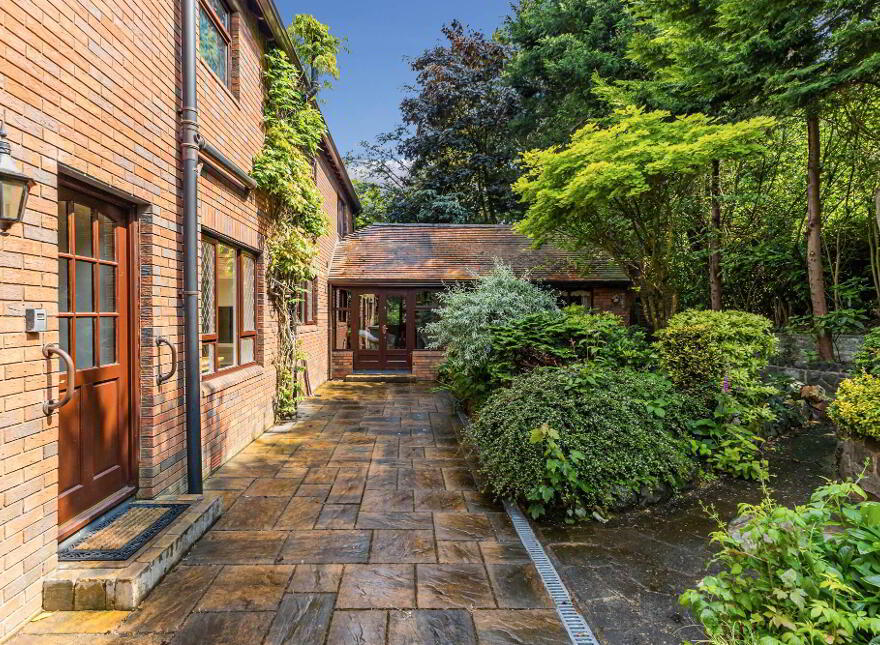 The Lodge, 1 Sandringham Court, Hillsborough, BT26 6RB