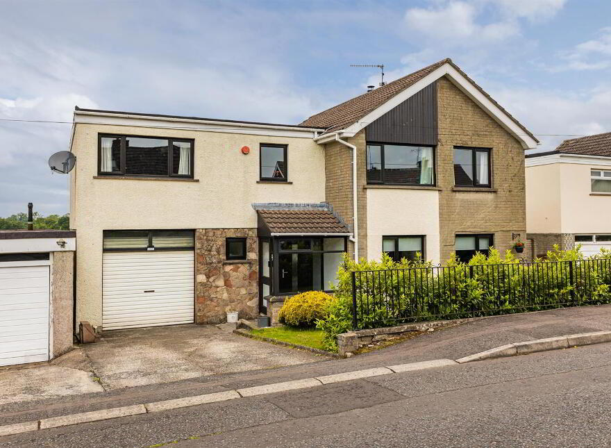 11 Glennor Crescent, Carryduff, BT8 8HW photo