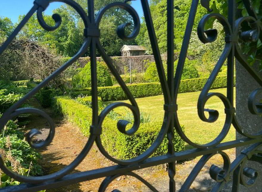 CASTLECAULFIELD HOUSE, 4 Drumreany Road, Castlecaulfield, Dungannon, BT70 3NY