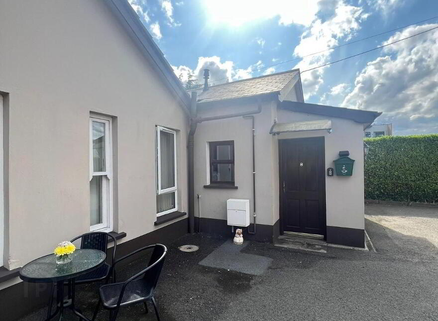 1b Lansdowne Crescent, Larne, BT40 1BW