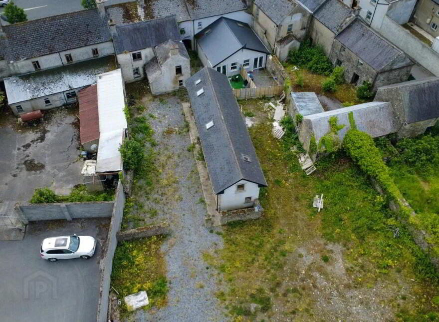 The Square, Castlepollard