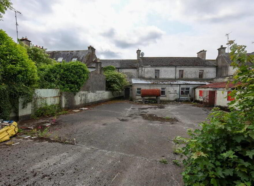 The Square, Castlepollard