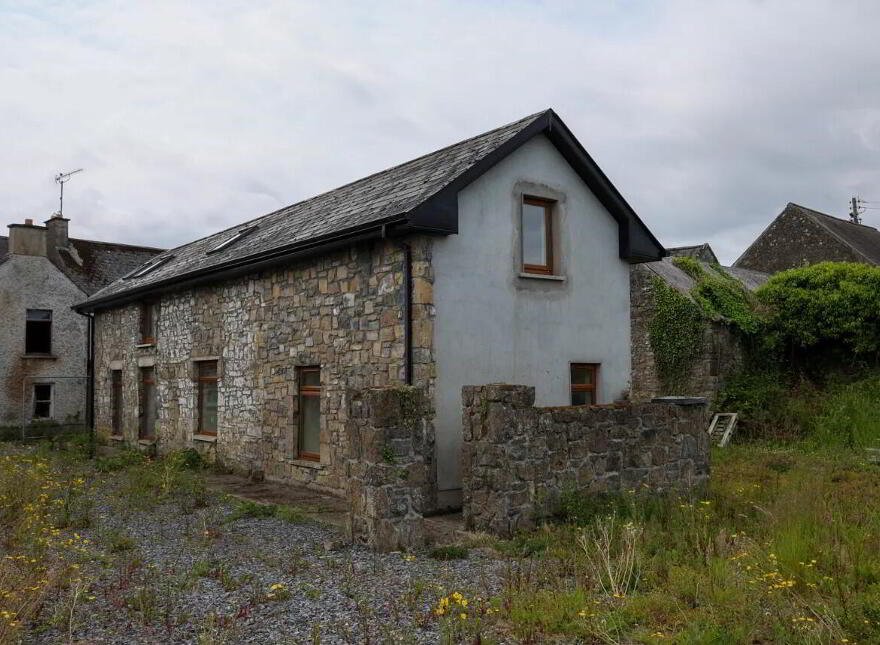 The Square, Castlepollard