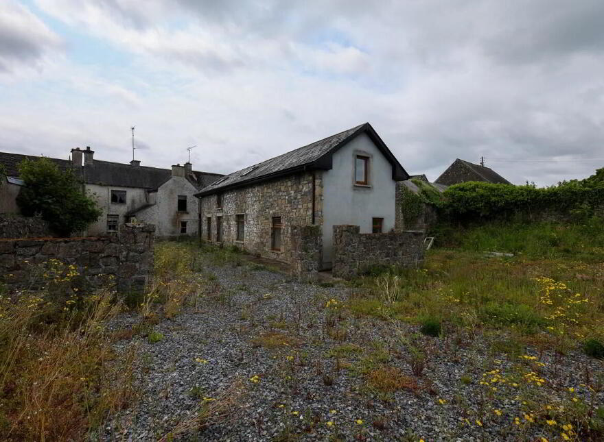 The Square, Castlepollard