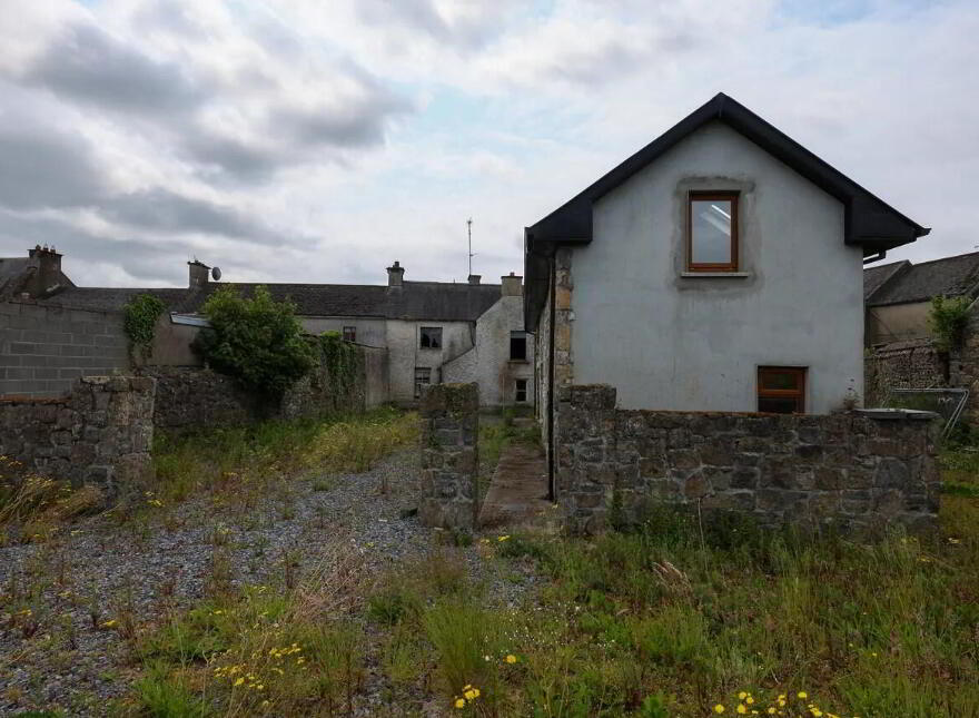 The Square, Castlepollard