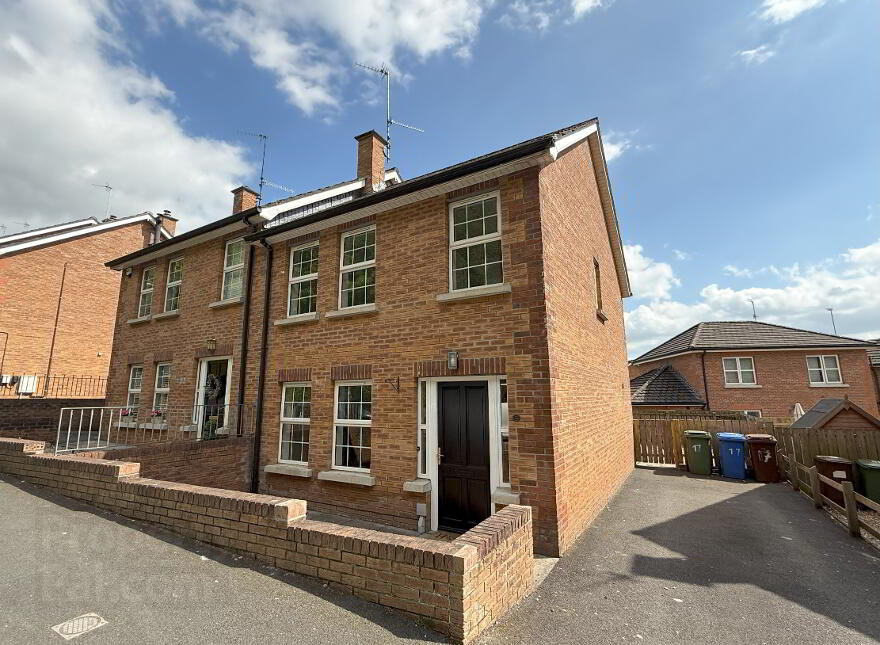 17 Causeway Meadows, Lisburn, BT28 2GD photo