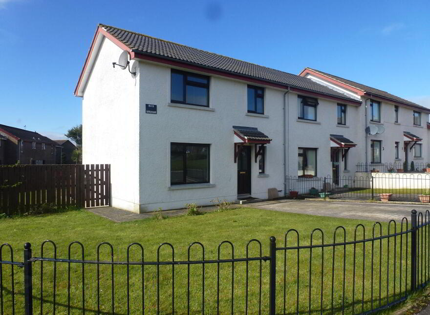 17 Oakfield Square, Carrickfergus, BT38 7SR photo
