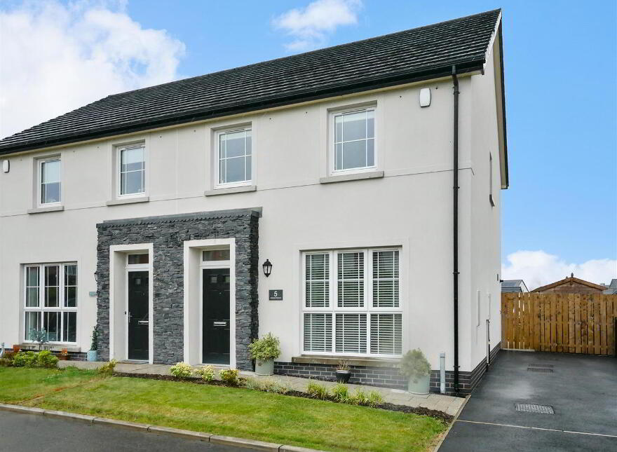 5 Mealough Gardens, Saintfield Road, Carryduff, Belfast, BT8 8SN photo