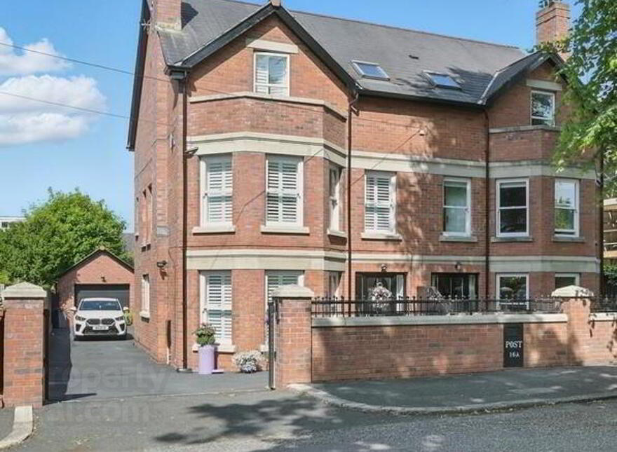 16a Myrtlefield Park, Belfast, BT9 6NE photo