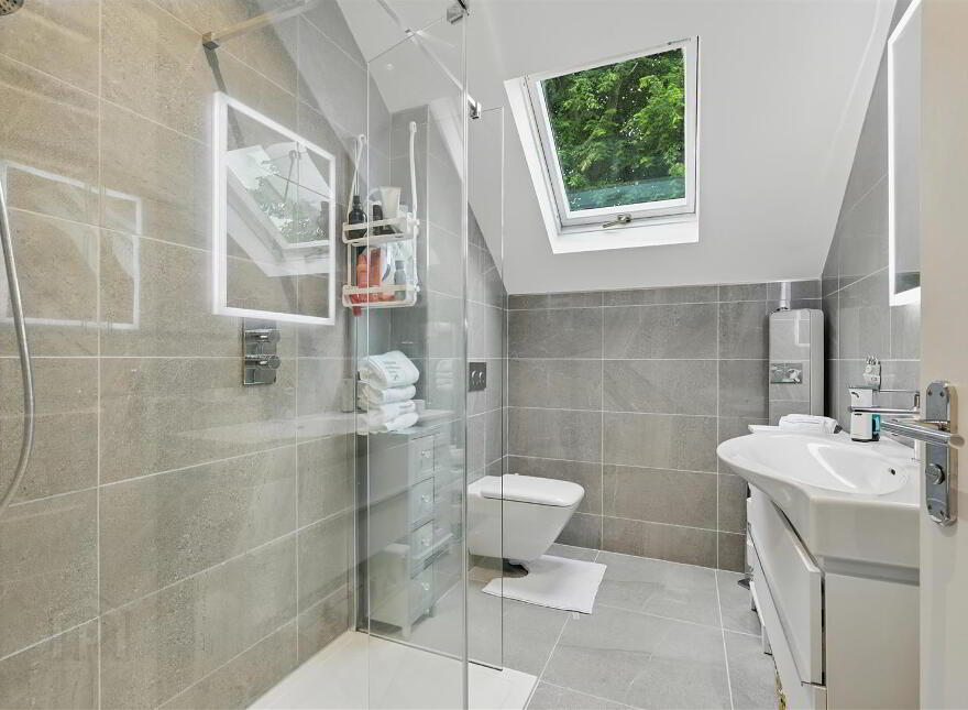 16a Myrtlefield Park, Belfast, BT9 6NE