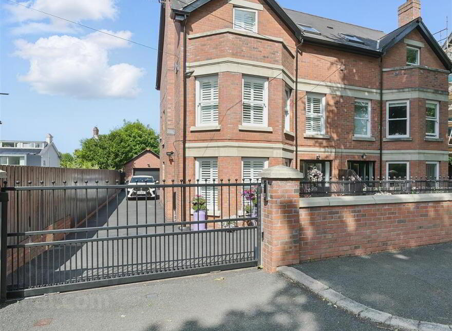 16a Myrtlefield Park, Belfast, BT9 6NE photo