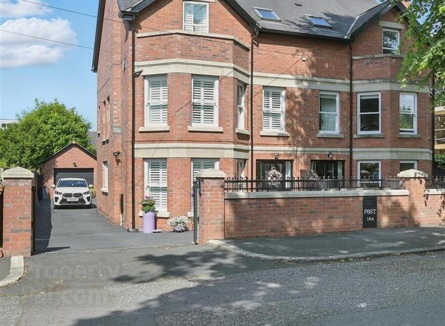 16a Myrtlefield Park, Belfast, BT9 6NE photo