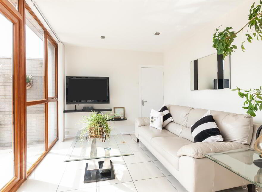 90 Glenarm Road, Larne, BT40 1DS