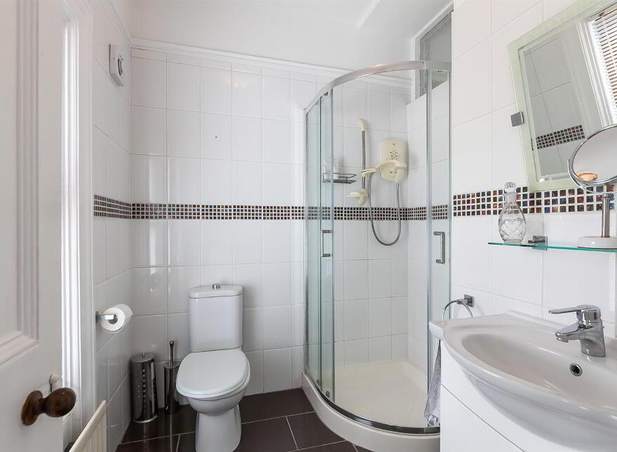 90 Glenarm Road, Larne, BT40 1DS