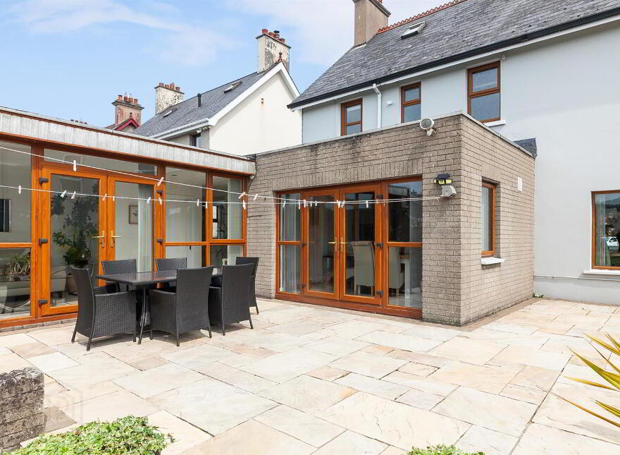 90 Glenarm Road, Larne, BT40 1DS