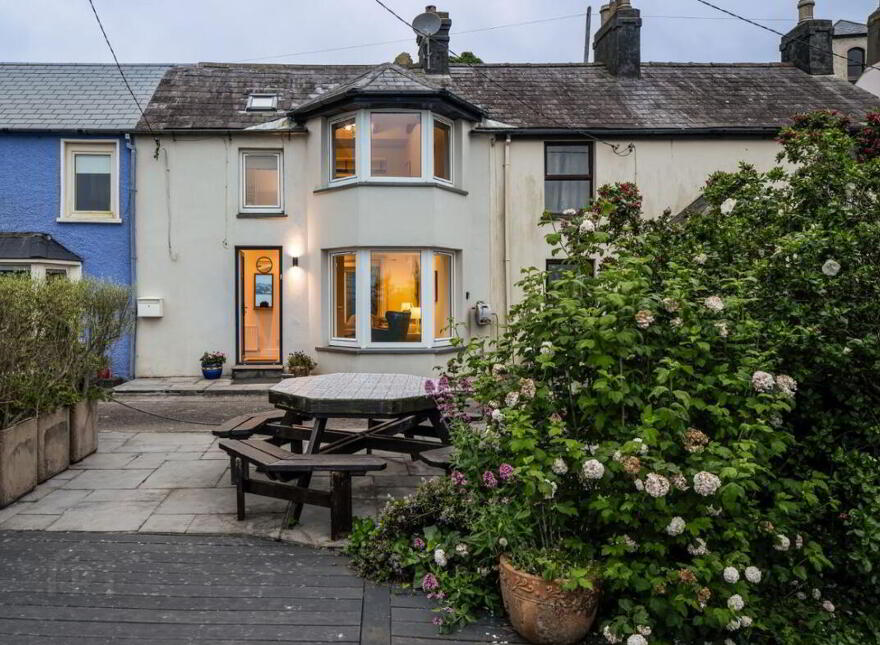 Dunroisin, 4 Lighthouse Terrace, Roches Point, Whitegate, Midleton
