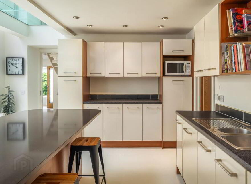 Dunroisin, 4 Lighthouse Terrace, Roches Point, Whitegate, Midleton