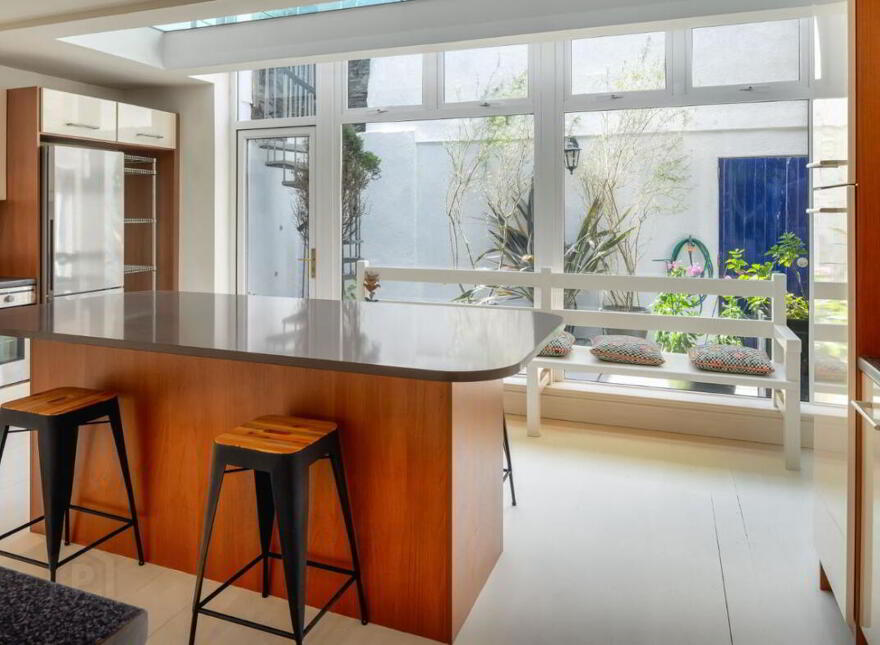 Dunroisin, 4 Lighthouse Terrace, Roches Point, Whitegate, Midleton