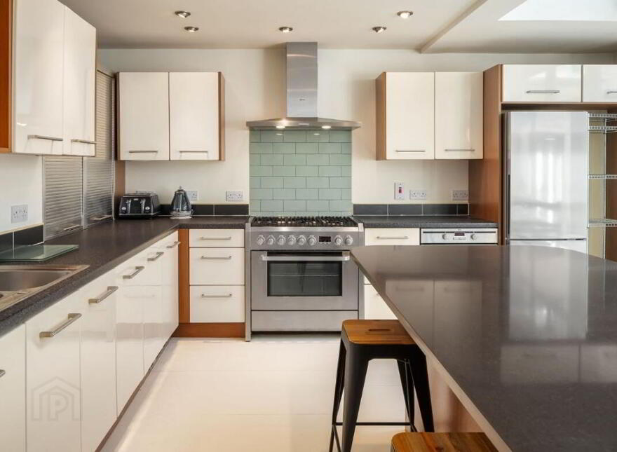 Dunroisin, 4 Lighthouse Terrace, Roches Point, Whitegate, Midleton
