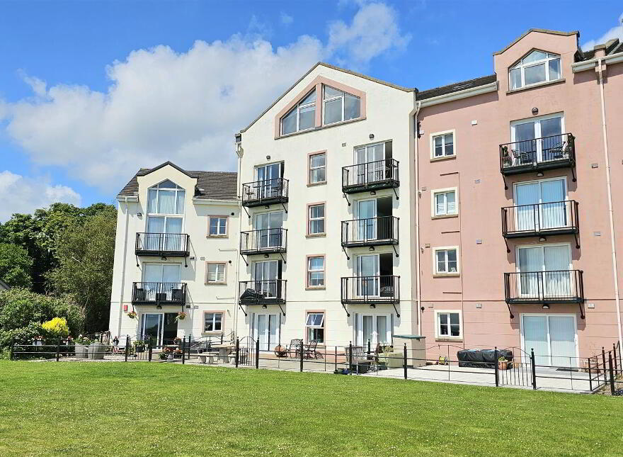 27 Castlerocklands, Carrickfergus, BT38 8BY