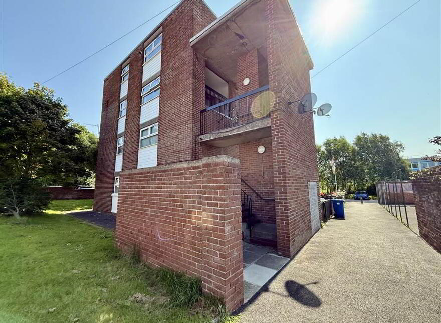32 Ladas Way, Belfast, BT6 9ND photo