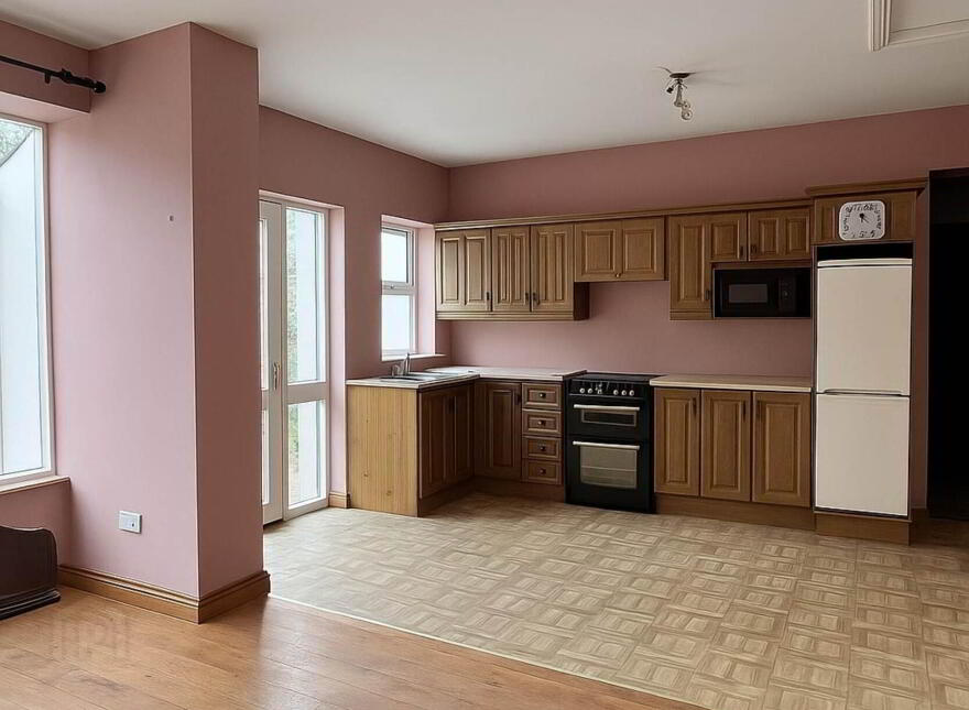 Main St, Enniskeane, P47FT52