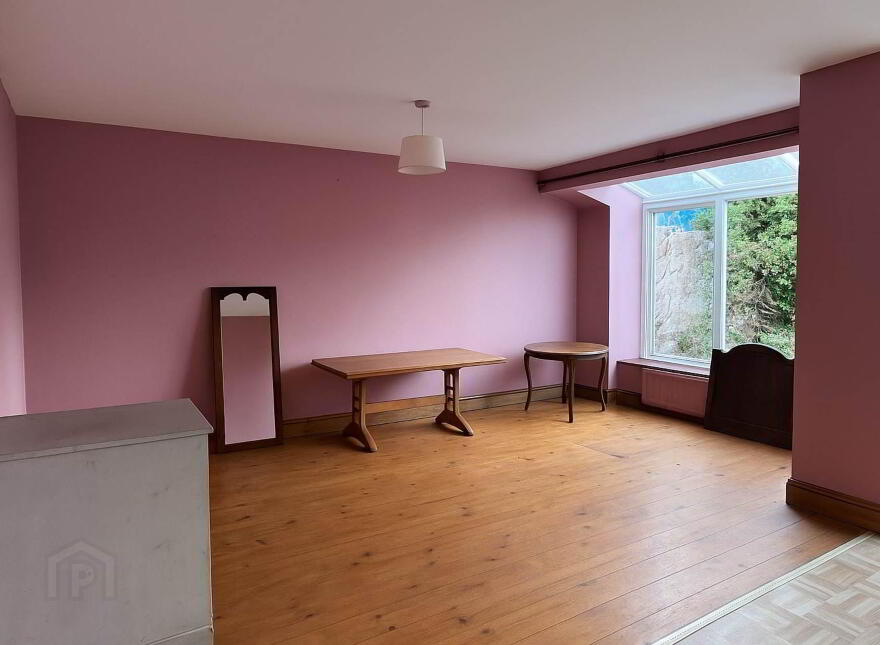 Main St, Enniskeane, P47FT52
