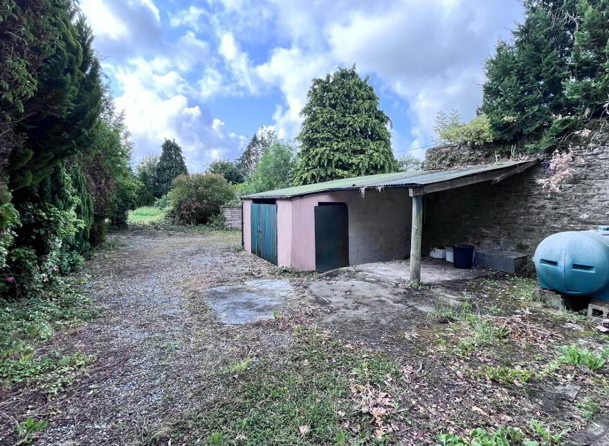 Main St, Enniskeane, P47FT52